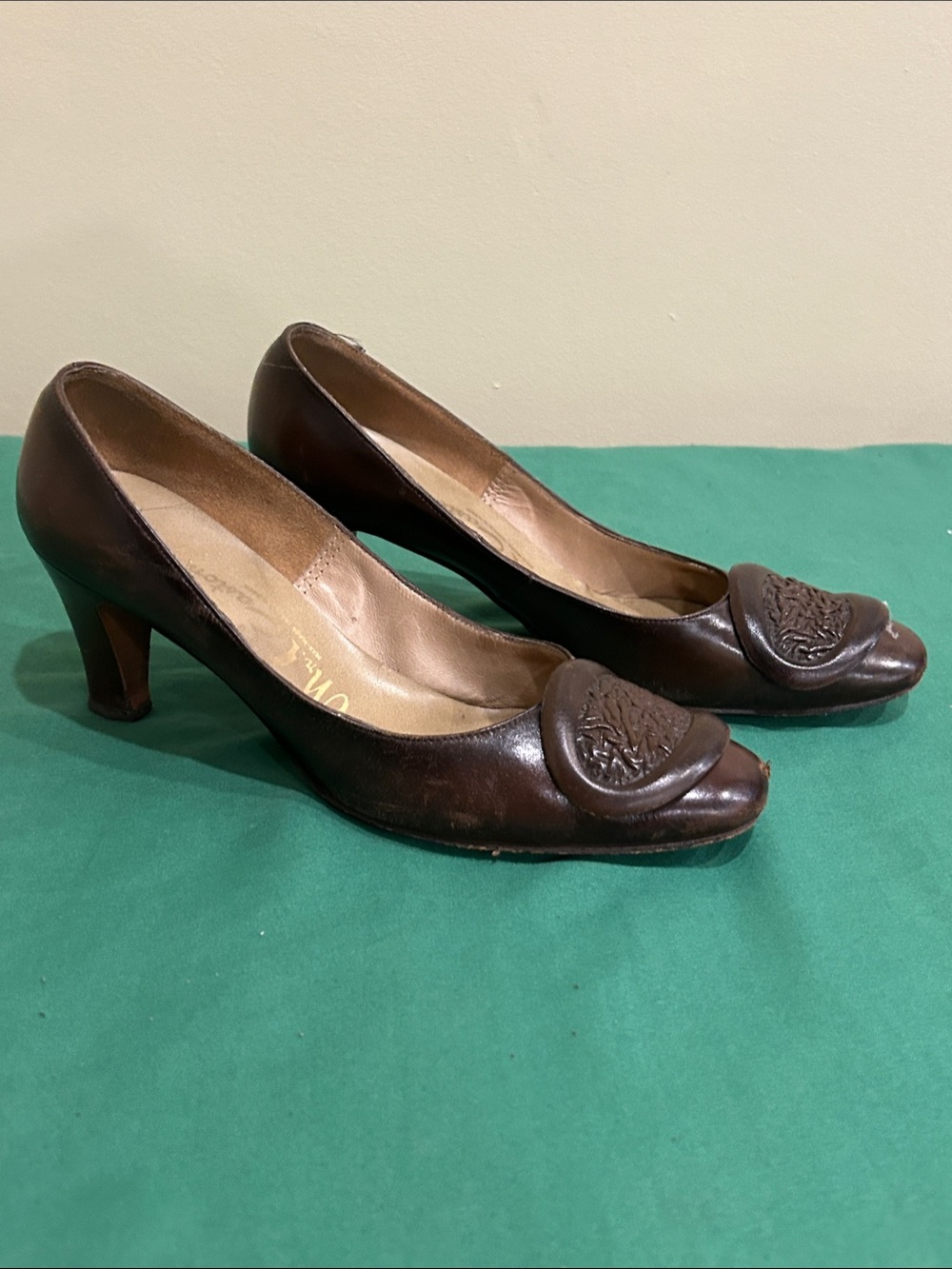 Vintage Classic Brown Leather Women’s Pumps Buckle Detail Madmen 60s Retro